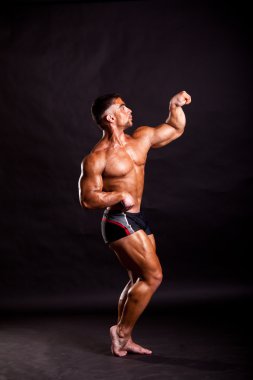 genç vücut geliştirmeci poz