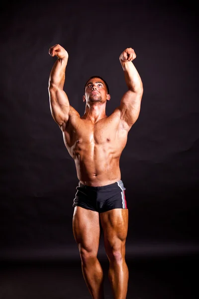 Giovane bodybuilder posa — Foto Stock