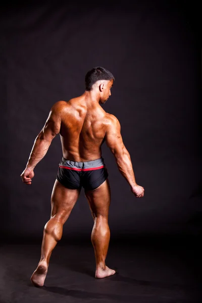 Young bodybuilder posing — Stock Photo, Image