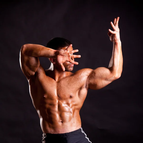 Giovane bodybuilder posa — Foto Stock