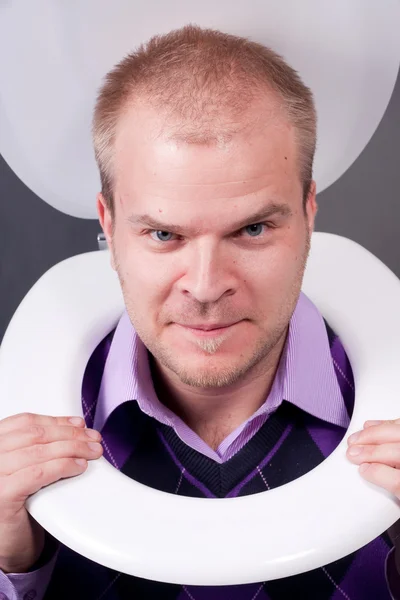 Man in toilet — Stockfoto