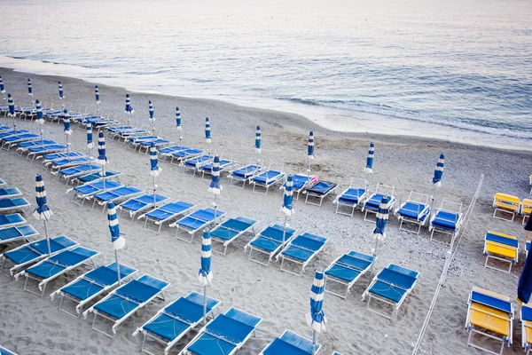 Beach umbrellas with chairs — Stock Photo, Image