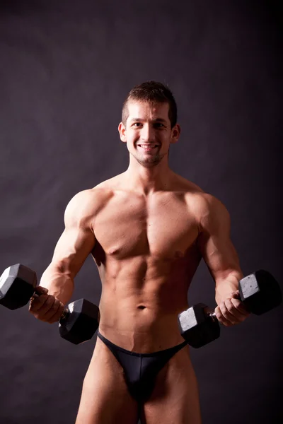 Ung bodybuilder traininig — Stockfoto