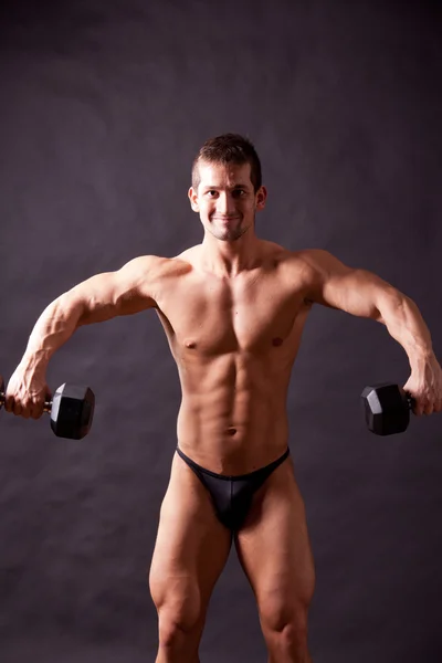 Giovane bodybuilder traininig — Foto Stock