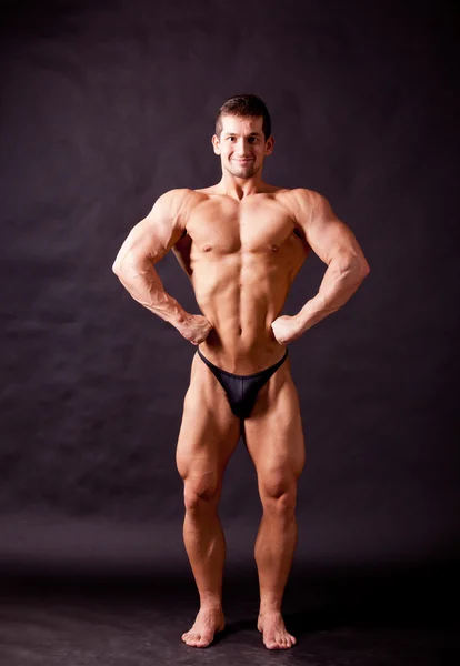 Young bodybuilder posing — Stock Photo, Image