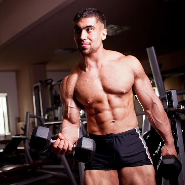 Young bodybuilder traininig — Stock Photo, Image