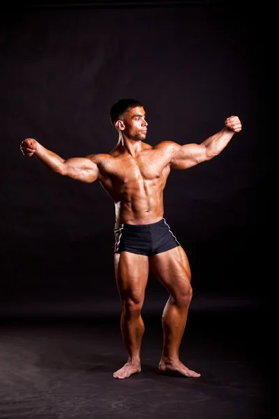 Jonge bodybuilder poseren — Stockfoto