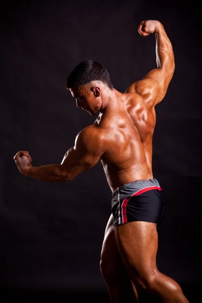 Giovane bodybuilder posa — Foto Stock