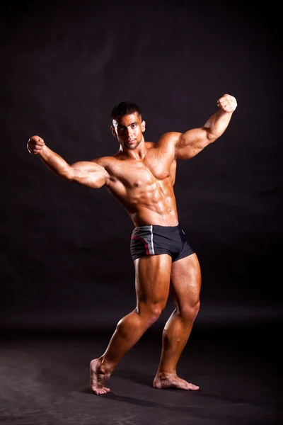 Young bodybuilder posing — Stock Photo, Image