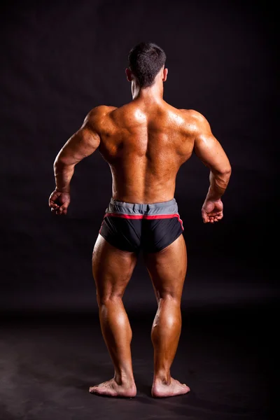 Giovane bodybuilder posa — Foto Stock