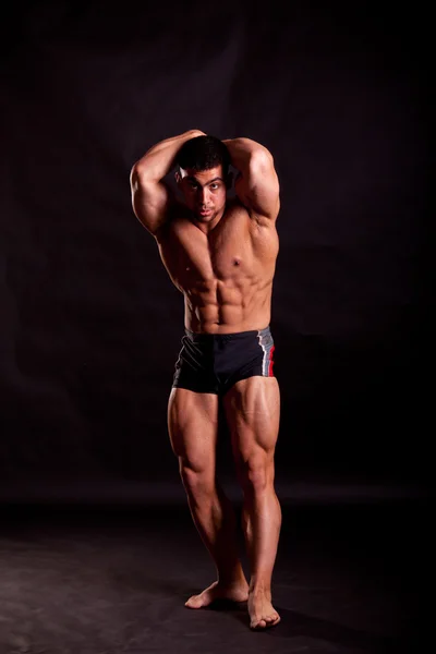 Giovane bodybuilder posa — Foto Stock