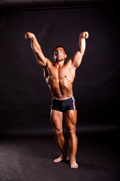 Young bodybuilder posing — Stock Photo, Image