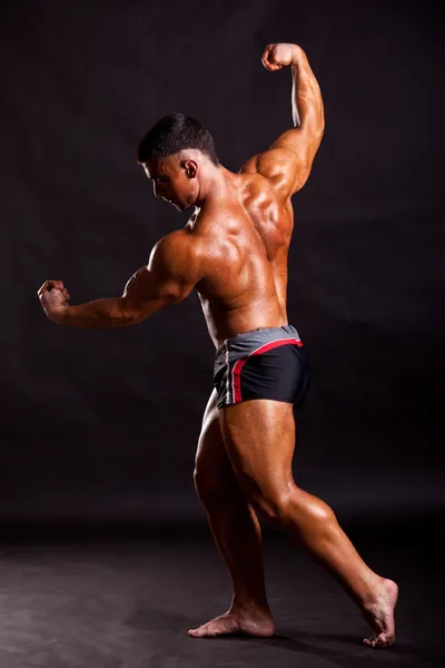 Young bodybuilder posing — Stock Photo, Image