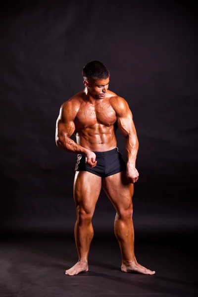 Jonge bodybuilder poseren — Stockfoto