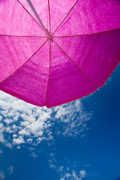 Umrella de praia com céu azul — Fotografia de Stock