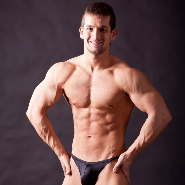 Jeune bodybuilder posant — Photo