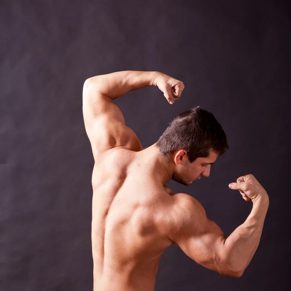 Young bodybuilder posing — Stock Photo, Image