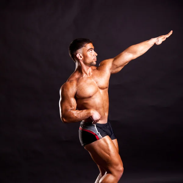 Jeune bodybuilder posant — Photo