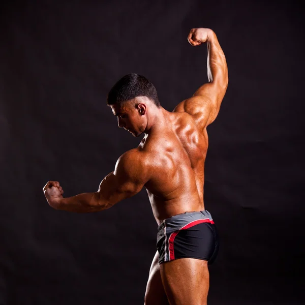 Giovane bodybuilder posa — Foto Stock