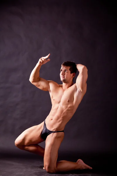 Young bodybuilder traininig — Stock Photo, Image