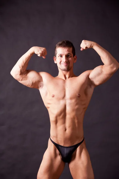 Jonge bodybuilder poseren — Stockfoto