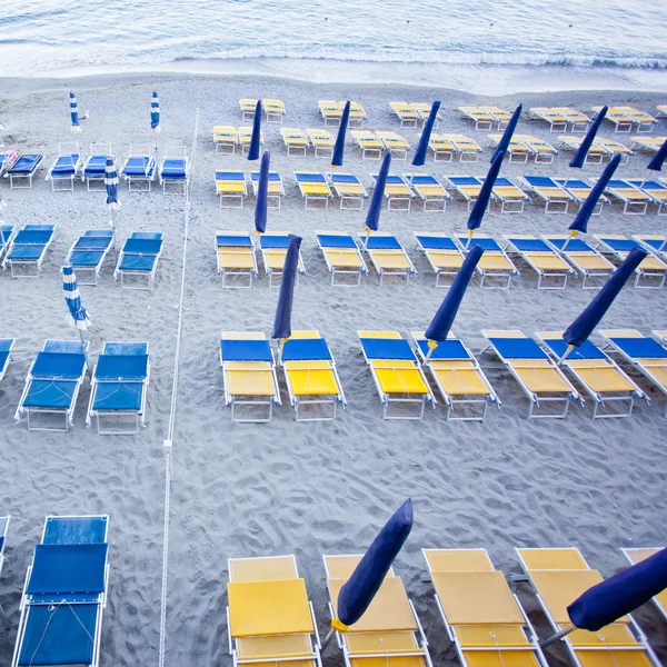 Beach umbrellas with chairs — Stock Photo, Image