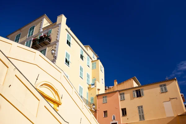 Gelbes Gebäude in Menton — Stockfoto