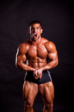 genç vücut geliştirmeci poz