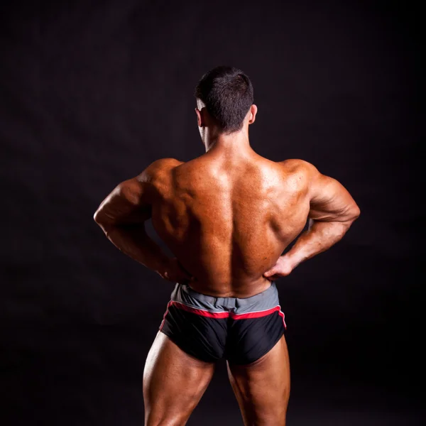 Giovane bodybuilder posa — Foto Stock