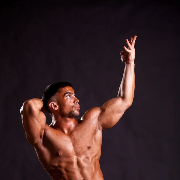 Giovane bodybuilder posa — Foto Stock