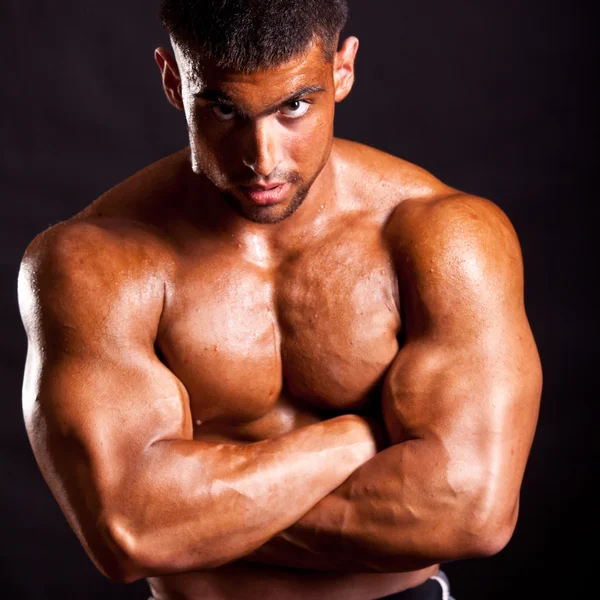 Unga bodybuilder poserar — Stockfoto