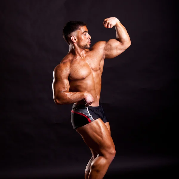 Young bodybuilder posing — Stock Photo, Image