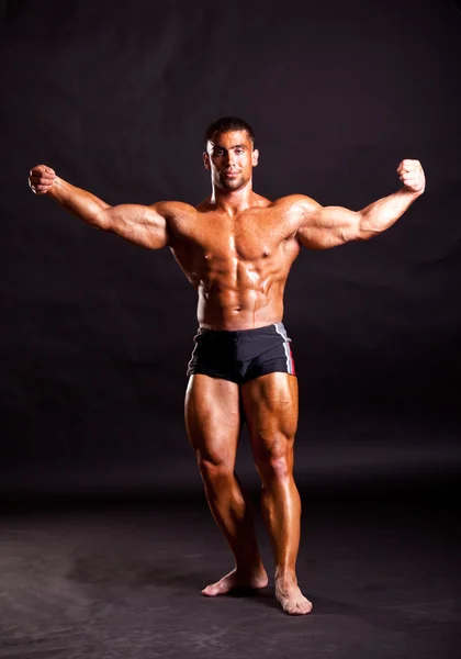 Giovane bodybuilder posa — Foto Stock