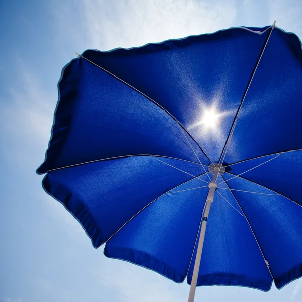 Sonnenschirm am Strand mit blauem Himmel — Stockfoto