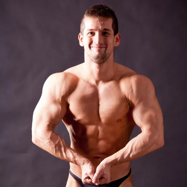 Young bodybuilder posing — Stock Photo, Image