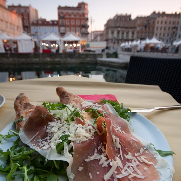 Schinken mit Ruccola — Stockfoto