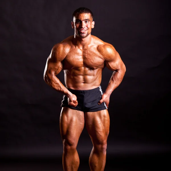 Jonge bodybuilder poseren — Stockfoto