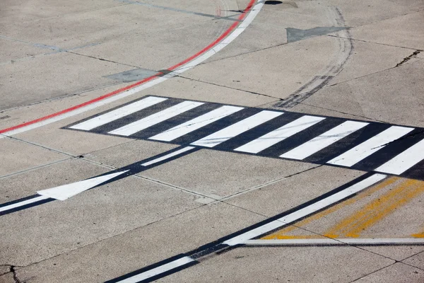 Símbolo de estrada no aeroporto de pista — Fotografia de Stock