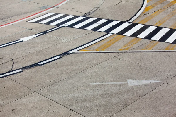 Символ дороги в аэропорту ВПП — стоковое фото
