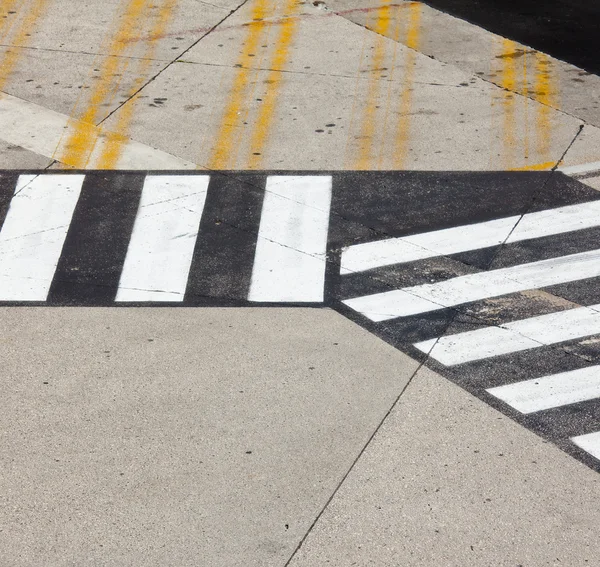 สัญลักษณ์ถนนบนสนามบินรันเวย์ — ภาพถ่ายสต็อก