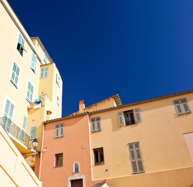 Menton içinde bina sarı