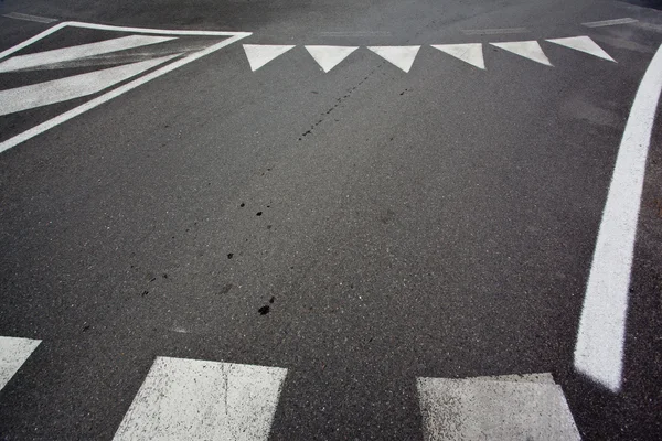 Carro corrida de asfalto e freio — Fotografia de Stock