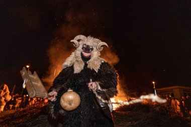 Mohac 'lar, HUNGARY - Bahar kutlamaları için kimliksiz kişi maske takıyor. Bu yıl COVID salgını sırasında Busojaras halkı etkinliği iptal edildi. 01 Mart 2022, Mohacs, Macaristan.