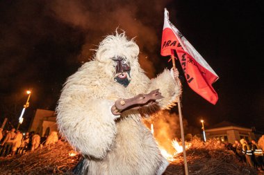 Mohac 'lar, HUNGARY - Bahar kutlamaları için kimliksiz kişi maske takıyor. Bu yıl COVID salgını sırasında Busojaras halkı etkinliği iptal edildi. 01 Mart 2022, Mohacs, Macaristan.