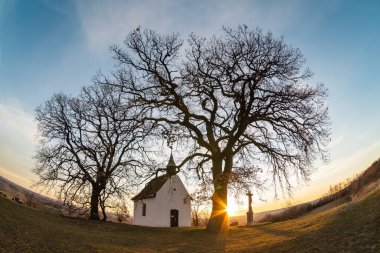 Macaristan 'da adı Szent Orban Kapolna, Molyhos Tolgy olan küçük bir şapel.