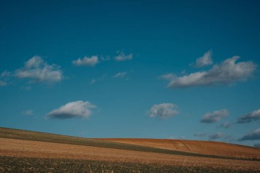 Güzel bulutlu gökyüzü ile bahar manzarası