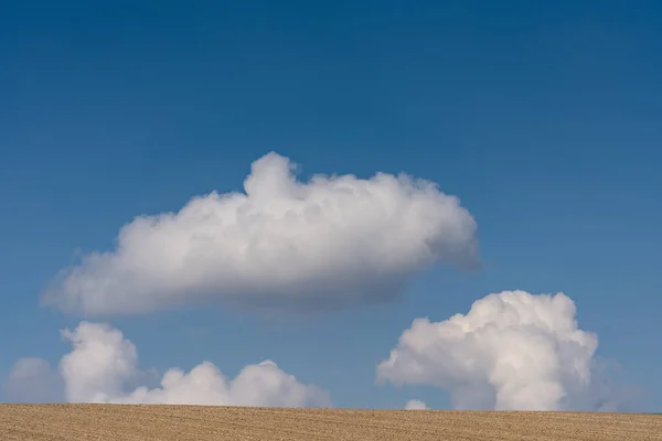 Güzel Bulutlu Gökyüzü Ile Bahar Manzarası — Stok fotoğraf