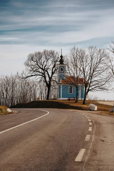 有大树的小教堂 在匈牙利叫Mausz Kapolna — 图库照片