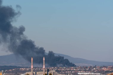 Şehirdeki büyük yangın dumanı