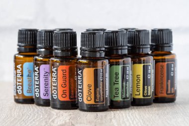 Pecs, Hungray - 27 Şubat 2021 - Günlük kullanım için Doterra Temel Yağ 'ın resimsel editoryal görüntüsü